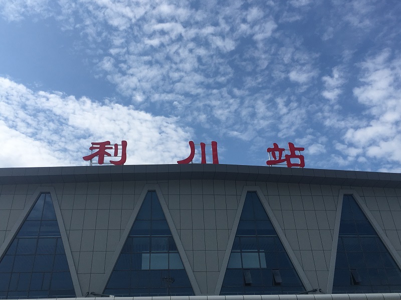 客運(yùn)車站進(jìn)、出站通道區(qū)有哪些靜態(tài)標(biāo)識(shí)？